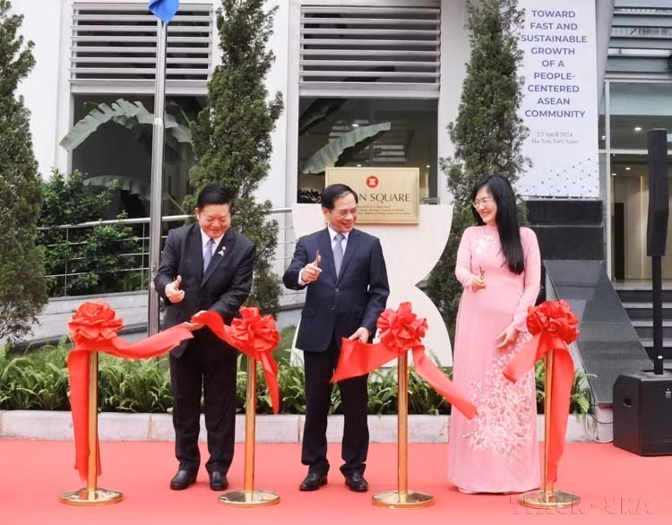 El ministro de Relaciones Exteriores de Vietnam, Bui Thanh Son, (en el centro) el secretario general de ASEAN, Kao Kim Hourn, y la directora interina de la Academia de Diplomacia, Pham Lan Dung, en la ceremonia de inauguración de la Plaza ASEAN en la Academia de Diplomacia (Hanoi, 22 de abril de 2024). Foto: VNA