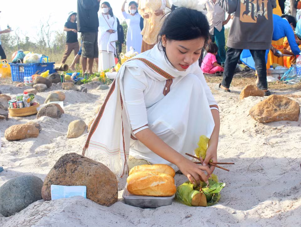 Una joven de la etnia Cham coloca ofrendas para rendir homenaje a los ancestros. Foto: VNA