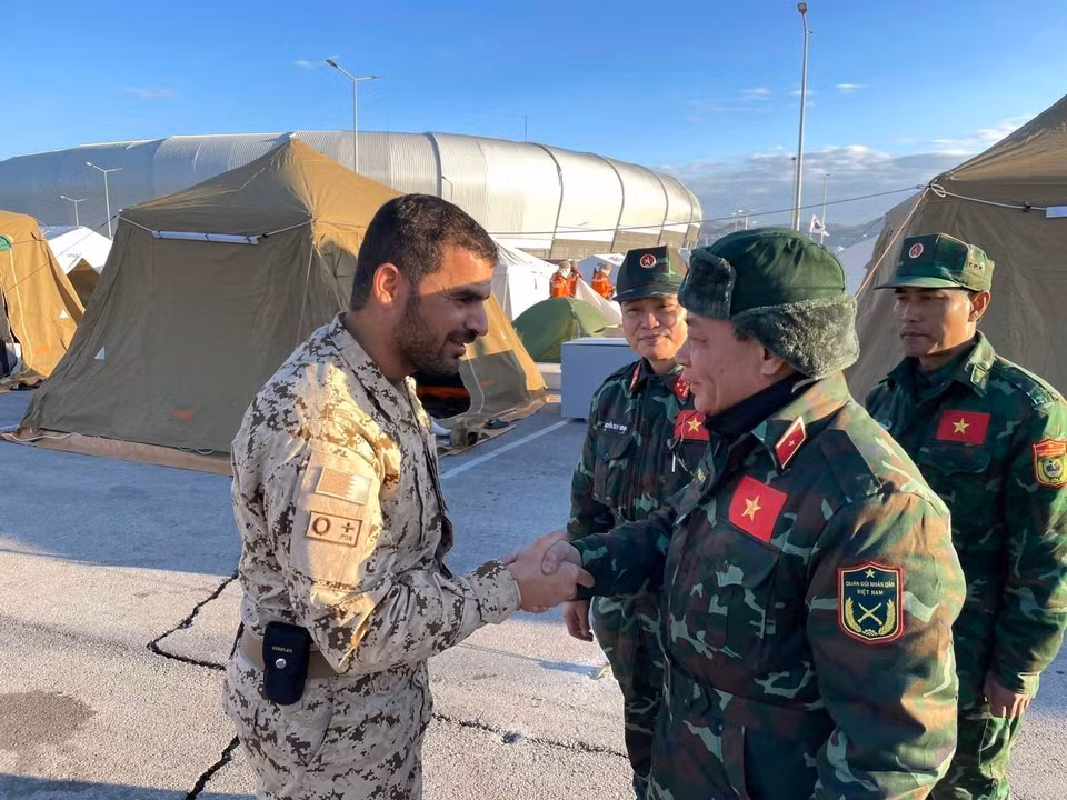 El mayor general Pham Van Ty, jefe de la misión de rescate del Ejército Popular de Vietnam, visita al equipo de rescate de Senegal durante su participación en las labores de socorro tras el terremoto en la provincia de Hatay (Turquía), el 15 de febrero de 2023. (Foto: VNA)