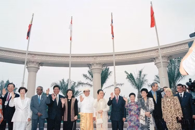 Ministros de Relaciones Exteriores de países de la ASEAN, junto a sus esposas, dan la bienvenida a Laos y Myanmar como miembros oficiales de ASEAN (Malasia, 1997). Foto: VNA