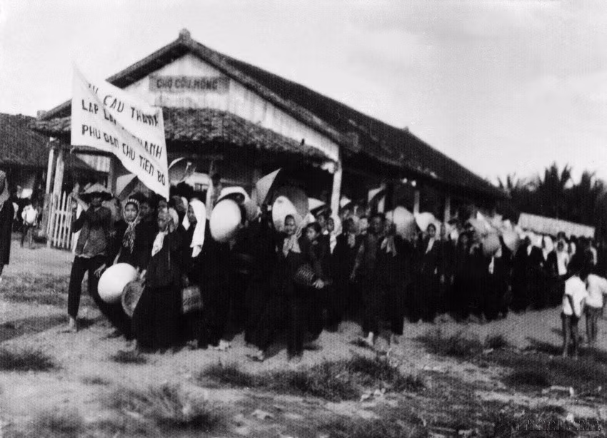 El "Ejército de pelo largo" de Ben Tre protestó contra Estados Unidos y el régimen títere de Ngo Dinh Diem. Foto: Archivo de VNA.