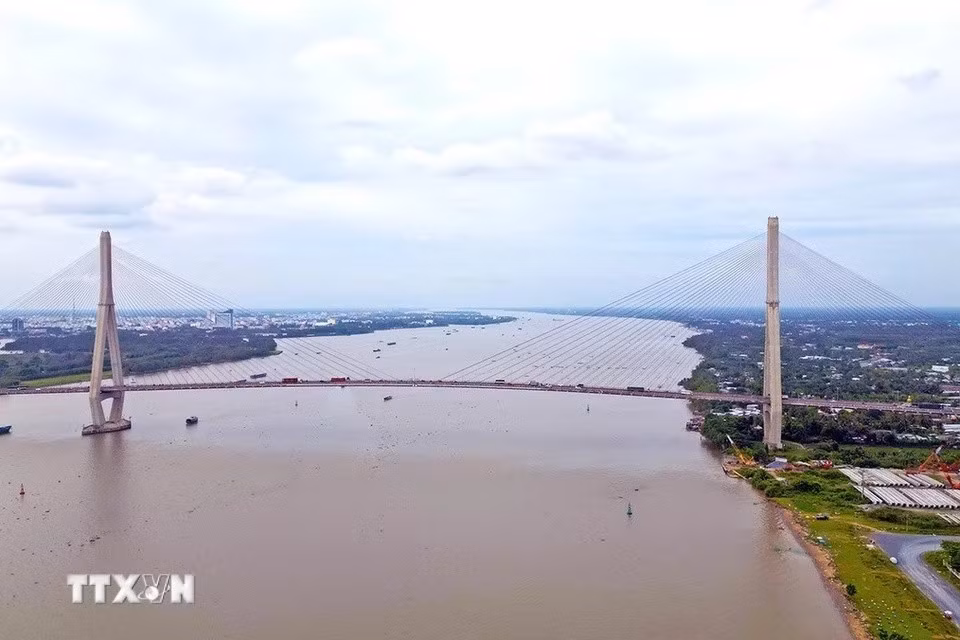El puente Can Tho cruza el río Hau, conectando la ciudad de Can Tho con la provincia de Vinh Long. (Foto: VNA)