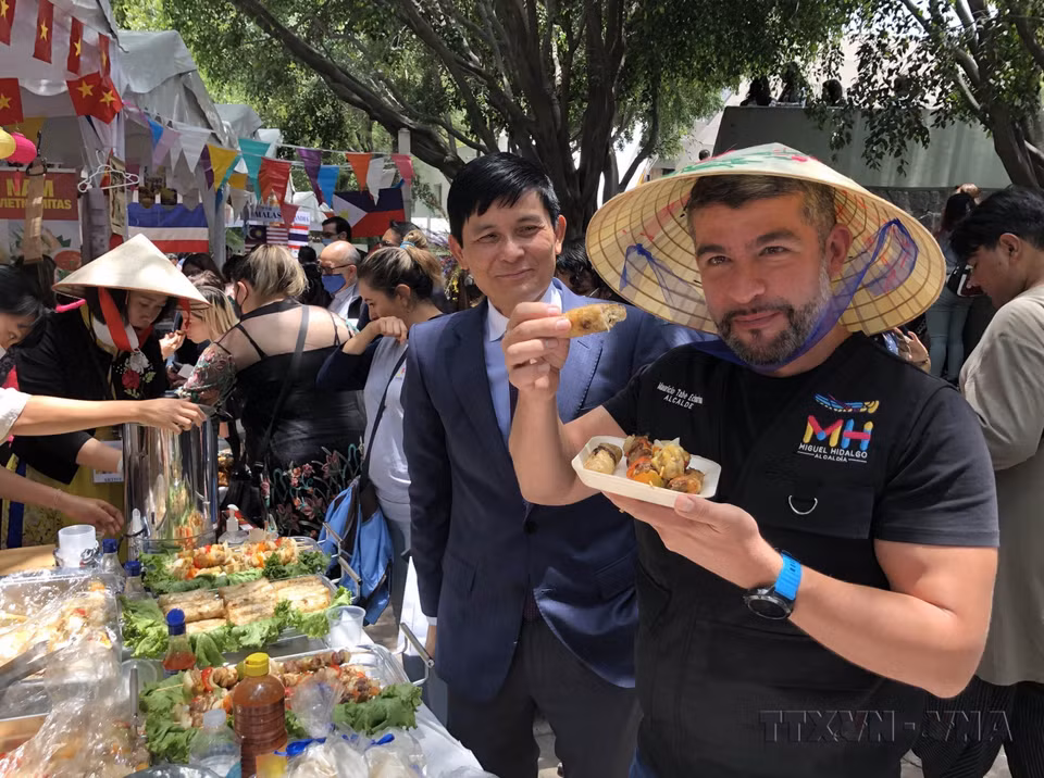 El alcalde del distrito Mauricio (México), Tabe Echartea, disfrutando de un rollito de primavera (Nem) vietnamita durante el Festival Cultural y Gastronómico Bazaar ASEAN+3, con motivo del 55.º aniversario de la fundación de la ASEAN (8 de agosto de 2022). Foto: VNA