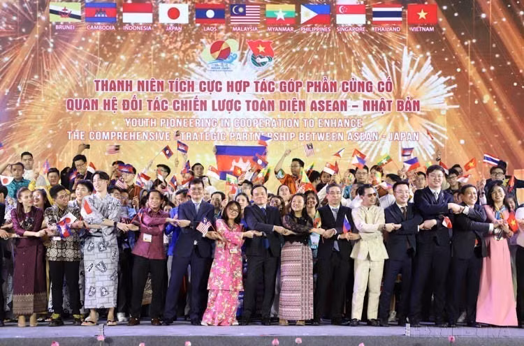 El viceprimer ministro vietnamita Tran Luu Quang y delegados en el programa artístico de bienvenida al Festival ASEAN-Japón 2023 (Ciudad Ho Chi Minh, 13 de diciembre de 2023). Foto: VNA