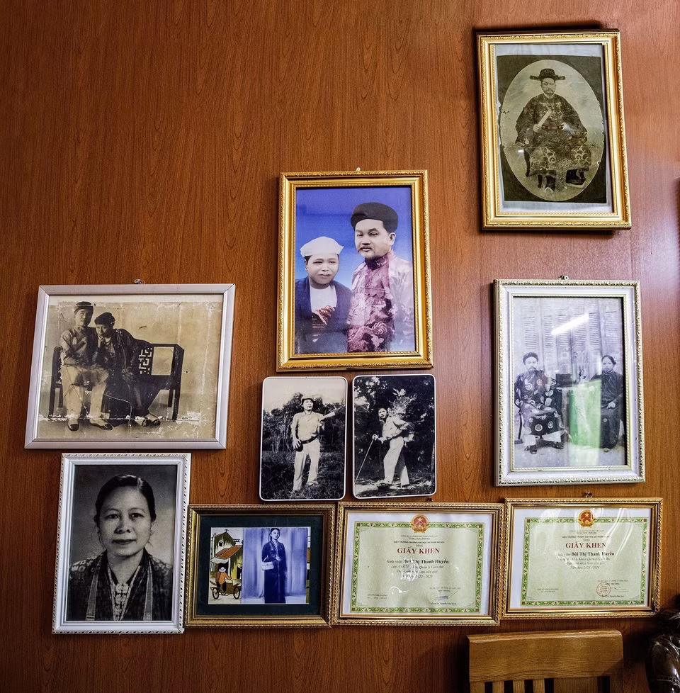Sala de exhibición con fotografías históricas de la familia Dinh Cong, conservadas por Dinh Cong Thao en la comuna Luong Son, provincia de Phu Tho. (Foto: VNA)