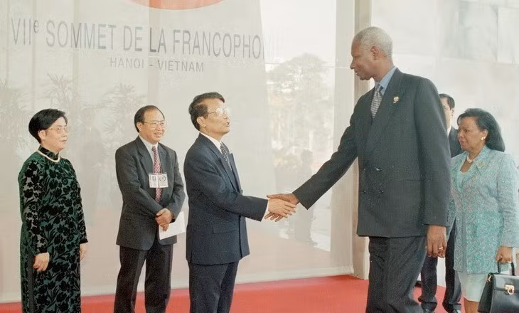 El presidente de Vietnam, Tran Duc Luong, da la bienvenida a su homólogo senegalés Abdou Diouf durante la 7.ª Cumbre de la Francofonía celebrada en Hanoi, en noviembre de 1997. (Foto: VNA)