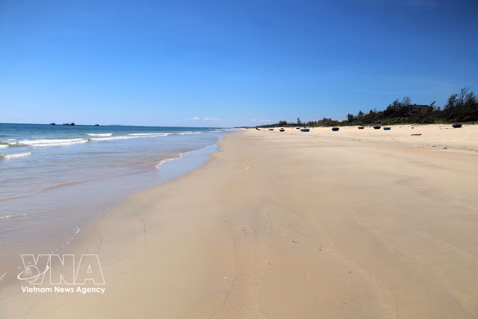 Una hermosa playa que conserva su belleza natural en la comuna de Tam Xuan, ciudad de Da Nang. (Foto: VNA)