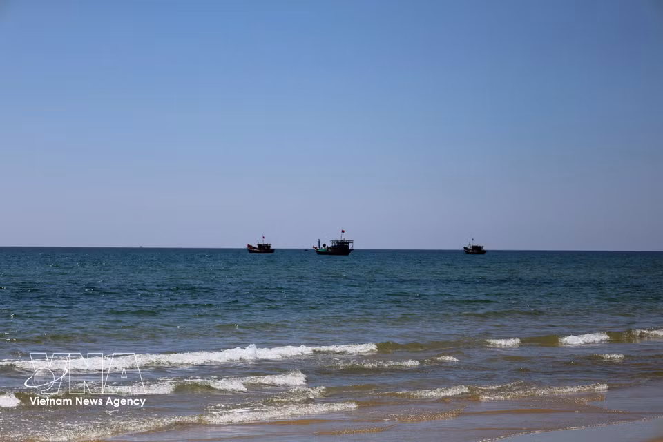 Desde el litoral se pueden divisar los barcos pesqueros de los habitantes de las aldeas costeras. (Foto: VNA)