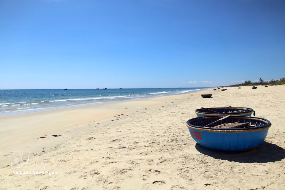 Una hermosa playa que conserva intacta su belleza natural en la comuna de Tam Xuan, ciudad de Da Nang. (Foto: VNA)