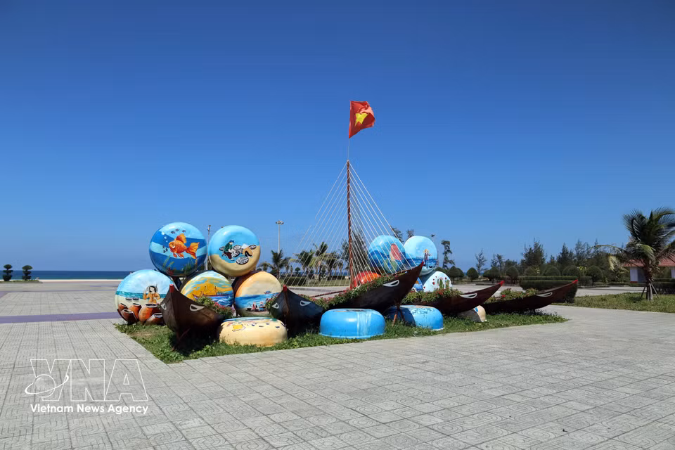 Espacio decorativo de la plaza marítima de Tam Thanh, en el barrio de Quang Phu, ciudad de Da Nang. (Foto: VNA)