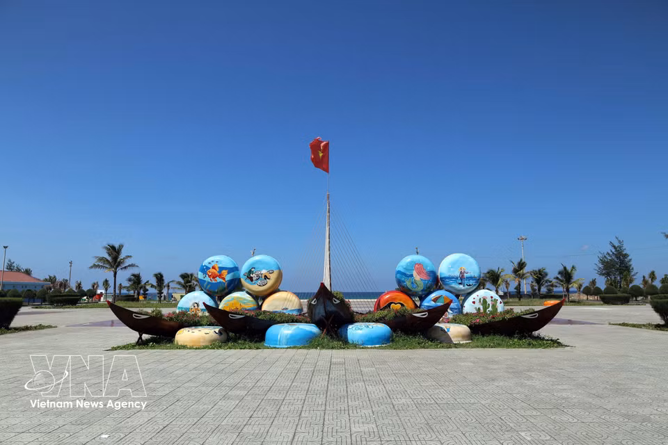 Espacio decorativo de la plaza marítima de Tam Thanh, en el barrio de Quang Phu, ciudad de Da Nang. (Foto: VNA)