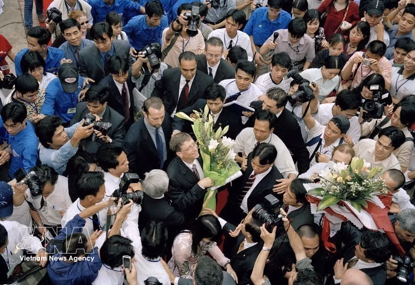 Bill Gates, presidente de Microsoft, visita la universidad y se reúne con sus directivos, docentes y estudiantes el 22 de abril de 2006. (Foto: VNA)