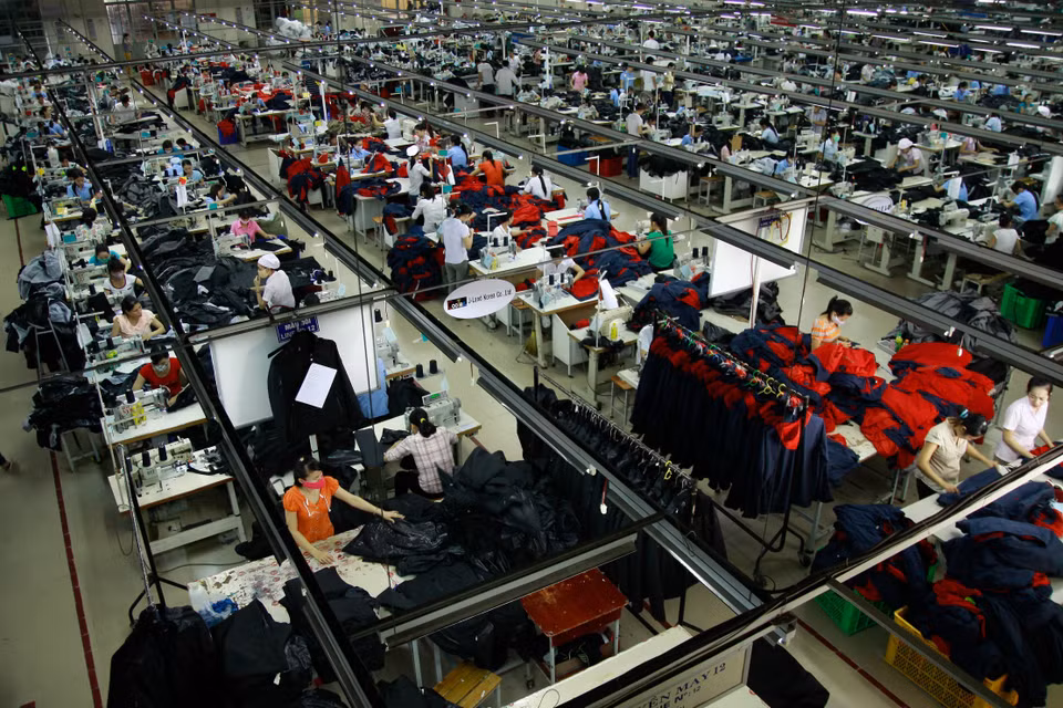 Los productos textiles y de confección son uno de los principales rubros de exportación de Vietnam al mercado senegalés. En la imagen: Producción para exportación en la empresa textil Hoa Tho - Dong Ha, provincia de Quang Tri. (Foto: VNA)