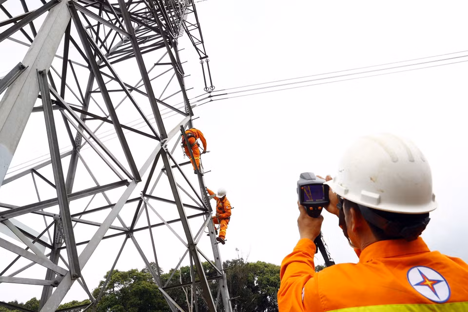 La Compañía de Transmisión Eléctrica 3 (PTC3) actualmente gestiona y opera la red de transmisión eléctrica en las nueve provincias de la región Central y la Altiplanicie Occidental de Vietnam, con dos mil 338 km de líneas de 500 kV y seis subestaciones transformadoras. (Foto: VNA)