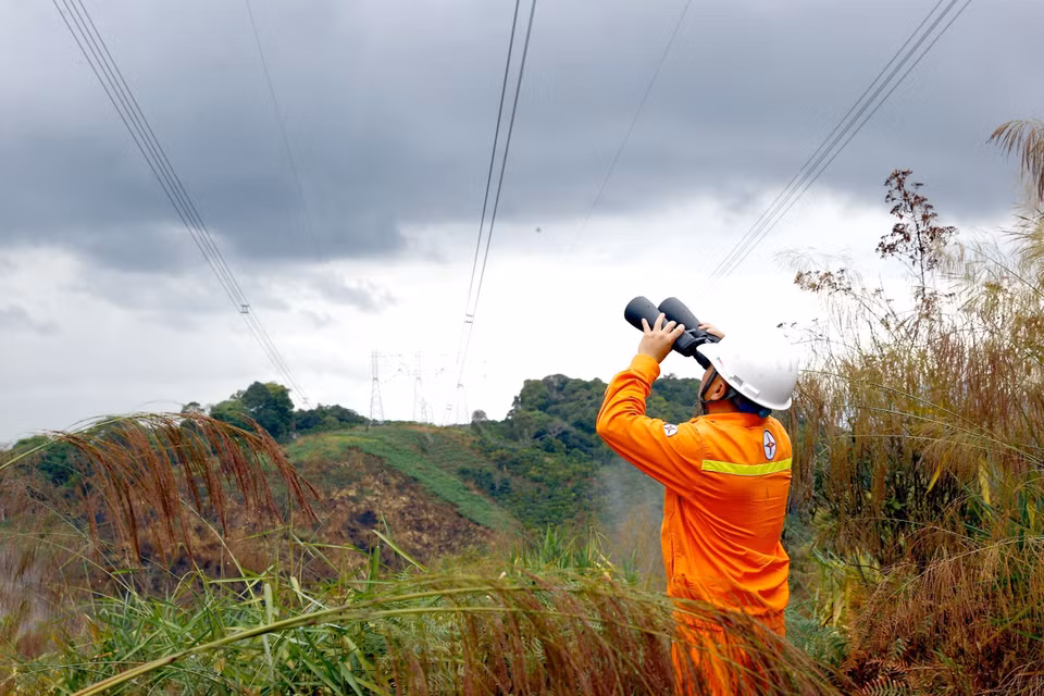 Trabajador de la Transmisión Eléctrica de Lam Dong utiliza equipo de medición de temperatura para inspeccionar las líneas de transmisión. (Foto: VNA)