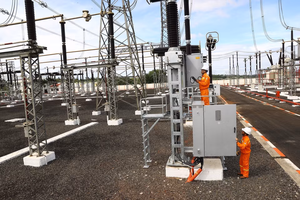 Inspección de equipos en la subestación de 500 kV Di Linh, en Lam Dong. (Foto: VNA)
