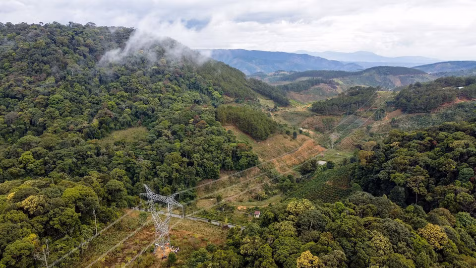 La línea de transmisión de 500 kV EaNam - Di Linh, circuito 2, en el límite con el distrito de Dak Glong, provincia de Dak Nong, es gestionada por la Transmisión Eléctrica de Lam Dong. (Foto: VNA)