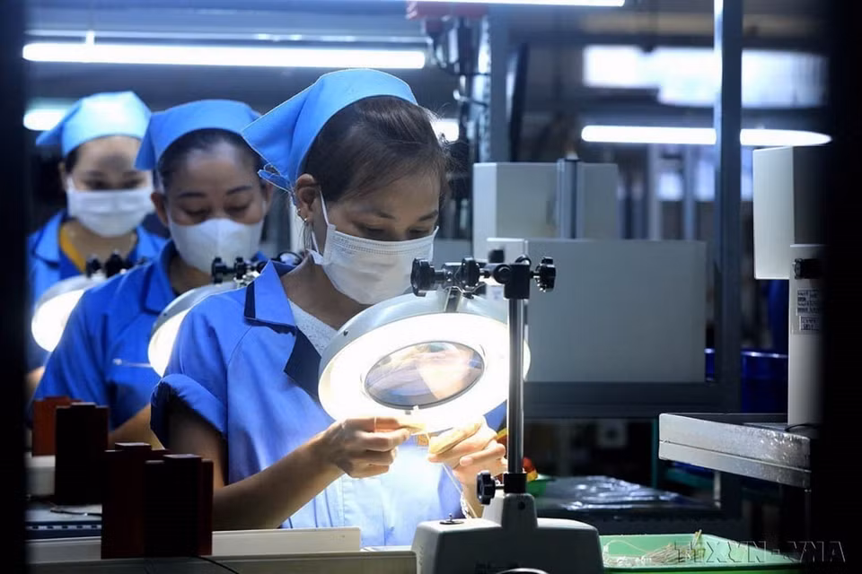 Tras casi 40 años de Renovación, Vietnam se ha convertido en un país en desarrollo con ingresos medios y está impulsando la industrialización, modernización y la integración internacional. En la foto: Producción y procesamiento de componentes de medición de temperatura por la empresa Sankoh Vietnam, con 100% inversión japonesa, ubicada en la Zona Industrial de la Ribera Izquierda del Río Da, en la provincia de Hoa Binh. (Fuente: VNA)