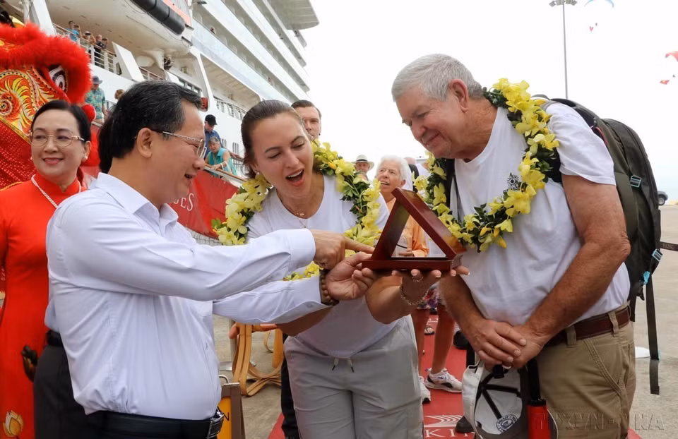 Vietnam es un país muy seguro, y al mismo tiempo, uno de los destinos turísticos más atractivos en la región de Asia. En la foto: La provincia de Quang Ninh recibe al turista internacional número 3 millones en 2024. (Fuente: VNA)