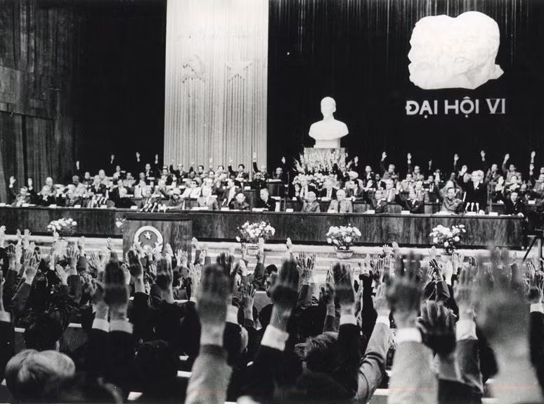 El VI Congreso del Partido Comunista de Vietnam estableció la línea política de renovación integral del país, marcando un punto de inflexión importante en la construcción del socialismo en Vietnam (1986). Foto: VNA