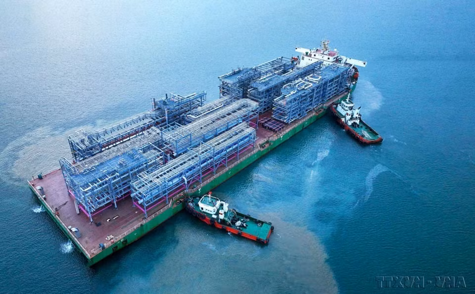 Tras casi 40 años de Renovación, Vietnam ha llegado a ser un país en desarrollo con una profunda integración en la política mundial y la economía global. En la foto: Casi dos mil toneladas de módulos "Hechos en Vietnam" producidos por Doosan Vina en camino para el mercado estadounidense. (Fuente: VNA)