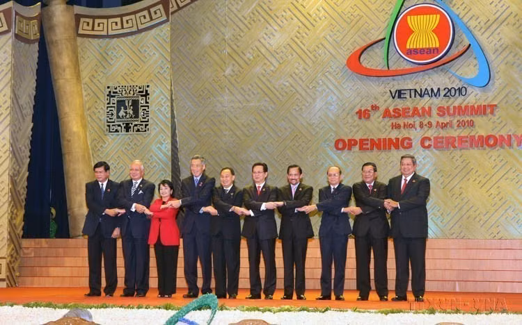 Jefes de delegación en la ceremonia de apertura de la 16.ª Cumbre de ASEAN en el Centro Nacional de Convenciones My Dinh en Hanoi (8 de abril de 2010). Foto: VNA