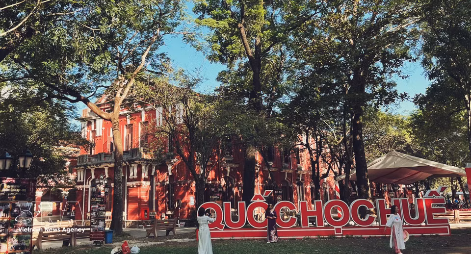 Pese al paso del tiempo, el edificio conserva su aire antiguo y forma parte del patrimonio urbano de Hue, donde guarda los recuerdos de generaciones de profesores y alumnos y atrae a numerosos visitantes. (Foto: VNA)