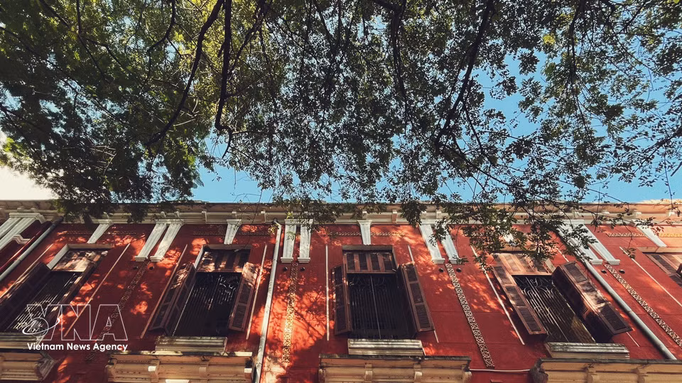 Los tonos rojizos, las ventanas en arco, los amplios pasillos y los techos de tejas crean una armoniosa combinación de elementos occidentales y locales. (Foto: VNA)