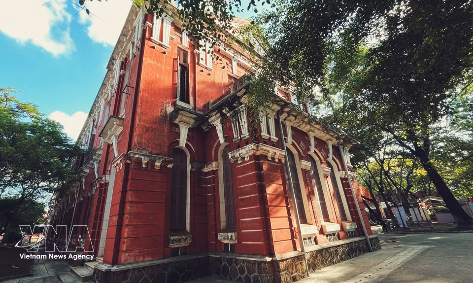 El edificio conserva su encanto histórico y constituye una parte significativa del patrimonio urbano de Hue. (Foto: VNA)