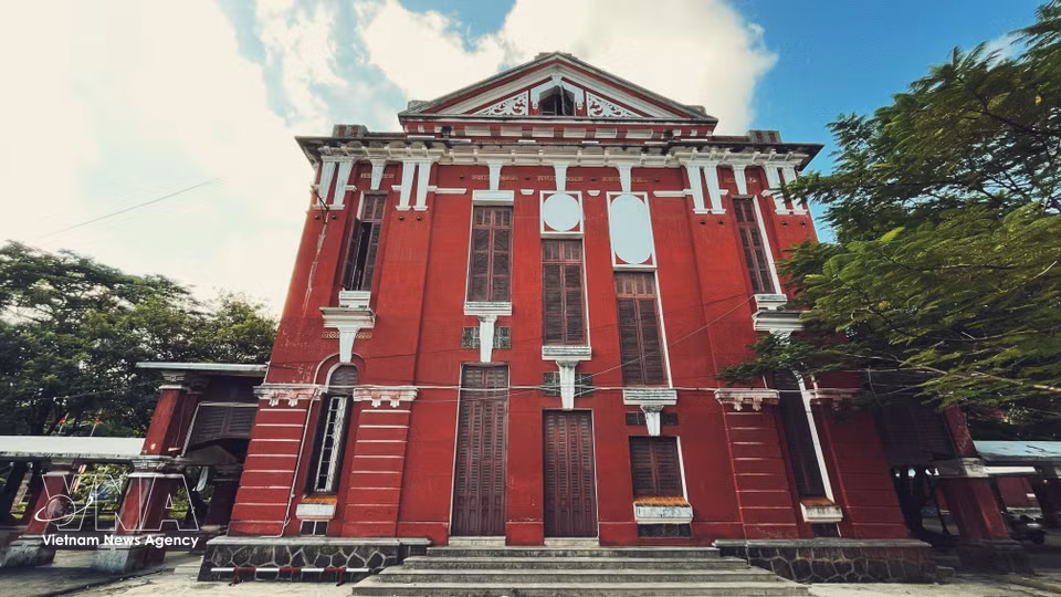 La fachada de tonos rojizos, los arcos, los amplios pasillos y los techos de tejas definen la identidad arquitectónica indochina del instituto. (Foto: VNA)