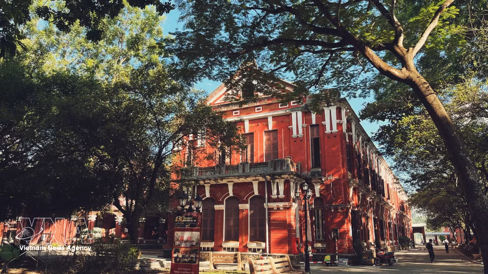 La fachada rojiza y las ventanas en arco son algunos de los rasgos distintivos de la arquitectura indochina del instituto. (Foto: VNA)
