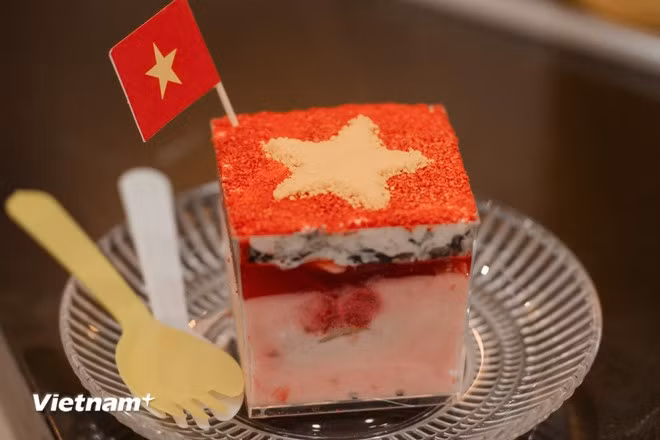 Un atractivo especial de estos cafés son las bebidas creativas que se ofrecen, acompañadas de pasteles decorados con la forma de la bandera nacional, lo que atrae a numerosos jóvenes a visitarlos para disfrutar y hacer check-in. (Foto: Vietnam+)