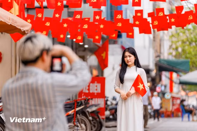 Para los amantes de la fotografía, esta es una oportunidad para que los jóvenes capturen momentos llenos de orgullo nacional. (Foto: Vietnam+)