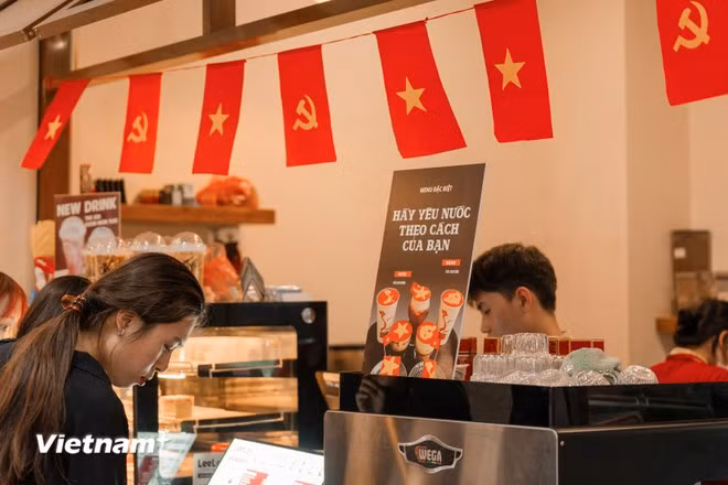 Numerosos cafés en Hanoi han sido decorados cuidadosamente con las banderas del Partido, la insignia nacional y la bandera del Frente de Liberación, creando un ambiente brillante y lleno de color. (Foto: Vietnam+)