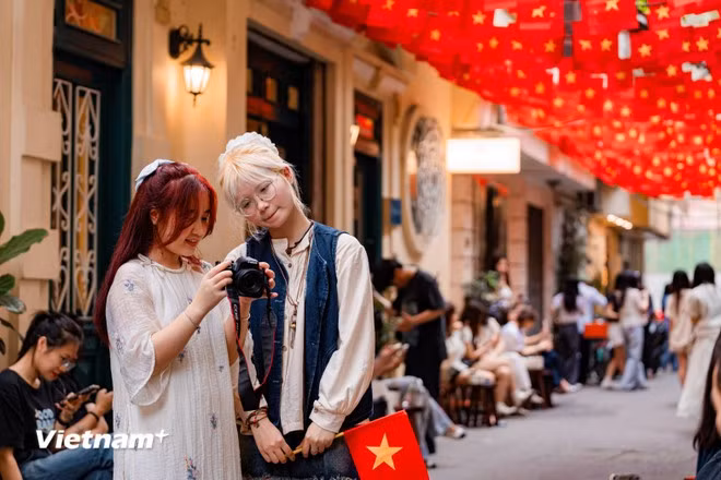 Cada rincón de la capital, Hanoi, se ha vestido con las banderas rojas y doradas. Esta imagen se vuelve aún más especial en abril, cuando Vietnam conmemora los 50 años de la Liberación del Sur y la Reunificación del país. (Foto: Vietnam+)