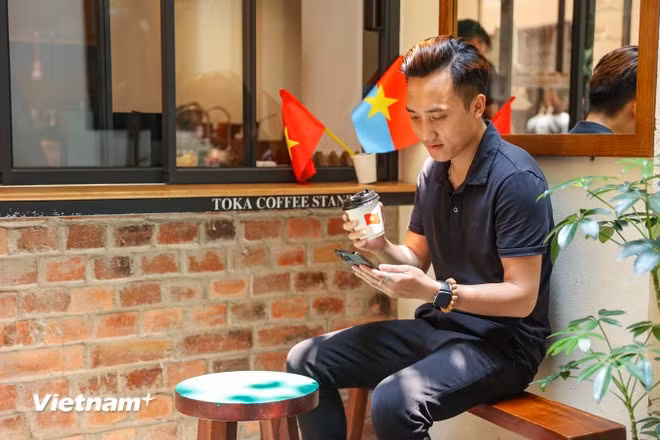 Tuan Viet, residente de My Dinh, Hanoi, expresó su orgullo y emoción al visitar varios cafés decorados con banderas rojas con estrellas doradas en los últimos días de abril, durante la celebración de los 50 años de la Liberación del Sur y la Reunificación de Vietnam. (Foto: Vietnam+)