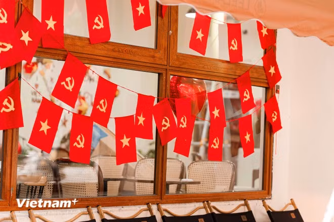 El ambiente en los cafés también está lleno de los colores rojo y amarillo de la bandera nacional. (Foto: Vietnam+)