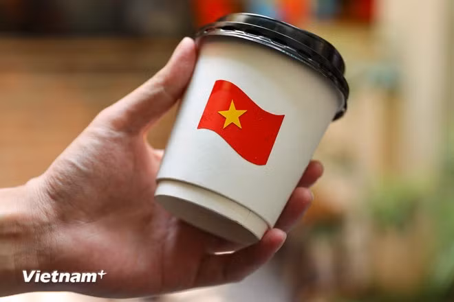 No solo las decoraciones, sino también los productos del café están adornados con la bandera nacional, lo que refleja el espíritu patriótico y el amor por la patria. (Foto: Vietnam+)