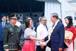 El secretario general del Partido Comunista y presidente de Estado, To Lam, y su esposa, Ngo Phuong Ly, son recibidos en la Base Aérea de Villamor el 31 de mayo por la tarde. (Foto: VNA)