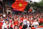 La gente da la bienvenida a las unidades del desfile durante el ensayo final a nivel estatal