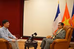 El embajador de Vietnam en Francia, Trinh Duc Hai, conversa con el corresponsal de la Agencia Vietnamita de Noticias en París, antes de la visita oficial a Francia del secretario general del Partido y presidente de la República, To Lam. Foto: VNA