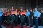 El 21 de octubre de 2026, se trasladan muestras de los restos de mártires de guerra a una aeronave militar para su transporte a Hanoi. (Foto: VNA)