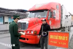 Las autoridades inspeccionan los procedimientos de los operadores de vehículos que transportan mercancías en el puesto fronterizo internacional de Huu Nghi (provincia de Lang Son). (Foto: VNA)