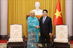 El presidente vietnamita Luong Cuong (der.) recibe a la vicesecretaria general de la ONU, Amina J. Mohammed. (Foto: VNA)