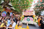 Las reliquias sagradas de Buda, reconocidas como tesoro nacional de la India, fueron recibidas con ceremonia en la pagoda Quan Su de Hanoi la tarde del 13 de mayo. (Foto: VNA)