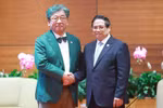 El primer ministro Pham Minh Chinh (der.) y el director general de GGGI, Sang-Hyup Kim. (Foto: VNA)