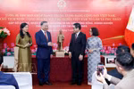 El secretario general del Partido y presidente del Estado, To Lam, y su esposa entregaron una estatua del Presidente Ho Chi Minh a la Embajada vietnamita en Filipinas durante la reunión celebrada el 31 de mayo. (Foto: VNA)