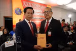 El subdirector de la Academia Nacional de Política Ho Chi Minh, Hoang Phuc Lam, entrega el libro "La aspiración de un Vietnam fuerte y próspero en la nueva era" al presidente de la Comisión de Relaciones Exteriores de la Cámara de Diputados de México, diputado Pedro Vázquez González. Foto: VNA