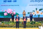 El primer ministro de Vietnam, Le Minh Hung, y su homólogo de Laos, Saleumxay Kommasith, presencian la entrega de certificados de inversión y la firma de acuerdos de cooperación en materia de inversión entre empresas de ambos países. Foto: VNA.