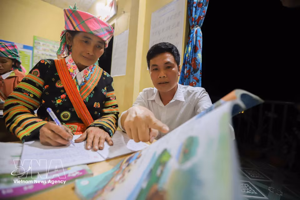 El profesor Lo Van Huan trabaja en la escuela de Lang Sang desde hace más de 15 años, mientras que Song Thi Ly, de casi 50 años, es la estudiante de mayor edad del aula. (Foto: VNA)